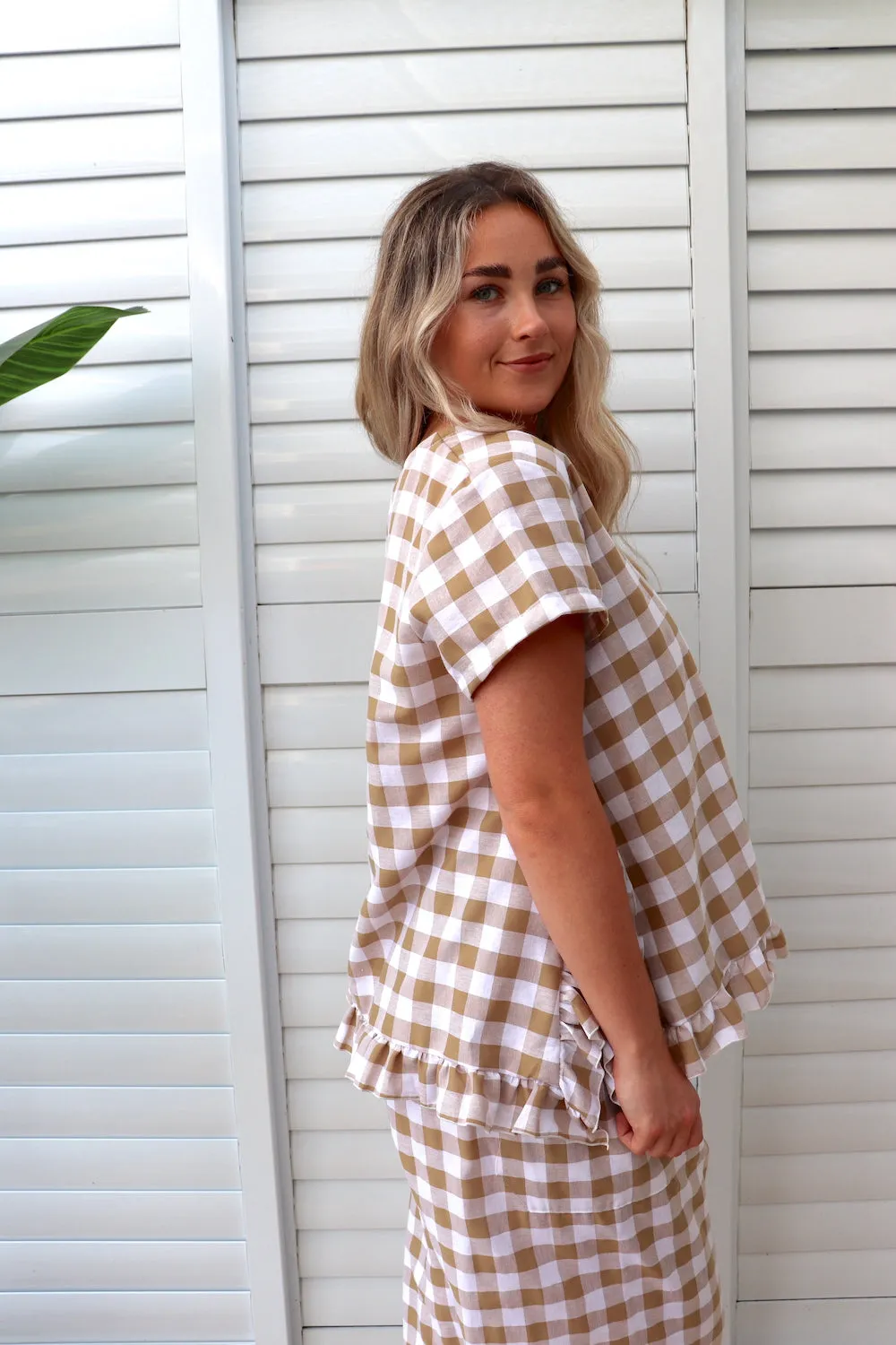 Amalfi Short Sleeve Top In Cotton Gingham Latte